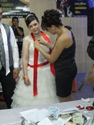 トルコの結婚式のご祝儀は裸現金!か金のブレスレットか金のコインです。現金の人は花婿花嫁さんの前に置かれた銀のトレイなどの中に、ブレスレットは花嫁さんの腕に付けて、金のコインは花嫁さんか花婿さんに付けてあげるのです。