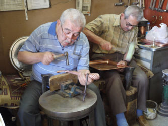 トルコの銅製品は名産品。お土産としても有名ですが、その銅製品の産地の一つがシリアとの国境近くのガジアンテップ県。ガジアンテップには、銅職人が連なって工房兼店舗を出している場所があり、そこでは各職人さんが精を出して色々な銅製品を製作している。