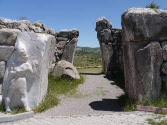 現在のトルコ中央部ボアズカレ村に位置するハットゥシャシュ遺跡。「王の門」であるが、現在では王ではなく戦士とされているのが定説。これはレプリカで、本物はアンカラのアナトリア文明博物館に保管されている。