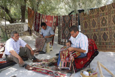 キリムの修理は、古いものになるほど欠かせなくなります。修理屋は様々な色や太さのあるキリムの糸の中から最適な糸を選び出し、オリジナルのキリムのように修理するのです。