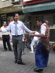 結婚式や割礼式などのお祝いごとには、ダンスは欠かせません。プロのダンサーを呼んで皆で踊ります。場所なんて関係なし!盛り上がれば、道路でだって踊ります。