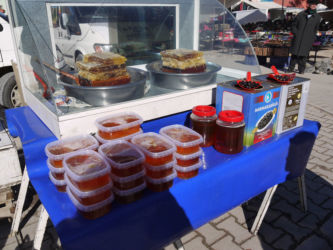 あまり知られていないけれど、実はトルコの蜂蜜は名産品。日本の蜂蜜とは色も味も違い、濃くてドロッとしています。巣ごと売られていることも珍しくありません。