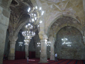 トルコのアナトリア中央部シヴァス県にあるディブリーイ地区の世界遺産大モスクの内部である。切り石で造られた石造建築であり、中央部の穴の開いたドーム型の屋根から採光と換気をしている。