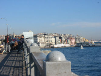 イスタンブールにある旧市街と新市街を結ぶ全長400mから成る橋。平日週末関係なく釣り人が釣り糸を垂れる。橋の下にはレストランやカフェが連なる。