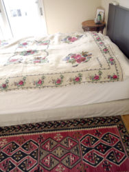 トルコの古都コンヤ地方の珍しいキリム。嫁入り道具として作られ、長持ちの上にのせるキリムとして使われたオールドキリム。今は客間のベッドカバーとして使われている。