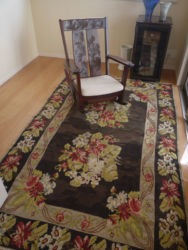 民芸家具の椅子の下に合うようにキリムを選びました。黒色を基調としたバラ模様のキリムはとても珍しく、このような大きさは中々見つかりません。