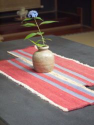 キリムはテーブルセンターとしても使えます。2枚重ねて、一輪挿しの下に置けば、とても良いアクセントになります。