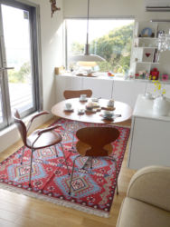 こちらのお家からは海を眺められます。海と一体感のあるお部屋に映えるキリム。明るさと爽やかさをプラス。