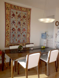 海が好きなお客様。その海のイメージのキリムを壁掛けとして使いました。もともと明るいダイニングに爽やかさがプラスされました。