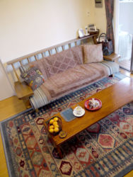 細長いテーブルの下とソファの上にキリムを使いました。本来キリムは敷物ですが、絨毯と違い軽くて薄いのでソファカバーとしても最適です。