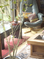 このお部屋の家具に合うように和洋折衷な雰囲気づくりを目指しました。火鉢の下に引いた、染色していないナチュラルキリムがお部屋を明るくしています。