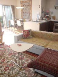 このお部屋の持ち主はバラが好き。バラ模様のキリムをリビングに敷いて、細かい模様のキリムをソファにかけてみました。全く違う種類のキリムでも、同じお部屋の中で喧嘩することはありません。