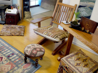 手作りのテーブルと椅子に合うようにキリムを選んでみました。渋くて存在感のあるキリムが和室に良く合います。椅子の上に置いたキリムの塩袋がポイントです。