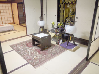 お仏壇の前に置くキリムを探していました。正座しても足が痛くならない少し厚みのあるキリムは、この部屋で重宝しています。