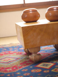 和室に敷いた明るい色調のキリム。実はこのような畳の和室にはパステルカラーのキリムも良く合う。長時間、碁を打つ時にも足元にキリムがあれば、負担を和らげます。