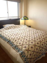 このキリムもコンヤ地方の嫁入り道具として作られたキリム。フレームのトルコブルーが映える上品な一品。今は寝室のベッドカバーとして。