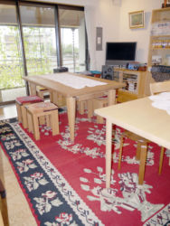 赤色と黒色のコントラストが素晴らしい6畳ほどの珍しいキリム。一つのアート作品のよう。