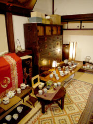 畳と合うように敷いた落ち着いたパステルカラーのキリム。どのような種類の器を飾っても、決して邪魔をしません。