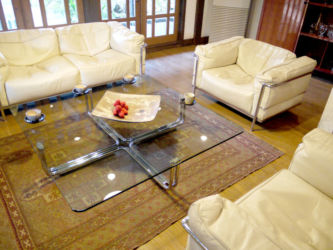 イタリアの家具カッシーナが置かれた100年以上建つ旅館のロビー。その家具が引き立つように、でも決して存在感では劣らないアンティークキリム。